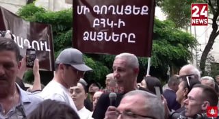 В Ереване у здания ЦИК оппозиционер Акопкохян объявил голодовку