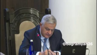 Глава МИД Армении Арарат Мирзоян на пресс-конференции в Ереване