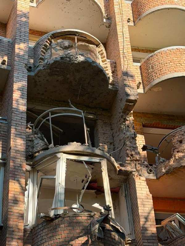 Российский беспилотник повредил квартиру армянского режиссёра Романа Балаяна в Киеве