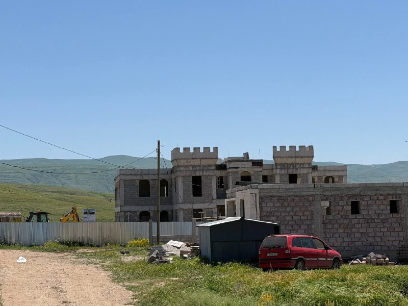 В Шенгавите оценивают стройку школы и сада в селе Зар Котайкской области