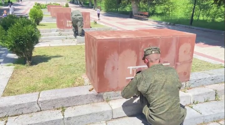 В Гюмри военнослужащие 102-й базы восстановили буквы на мемориале «Мать Армения» после провокации