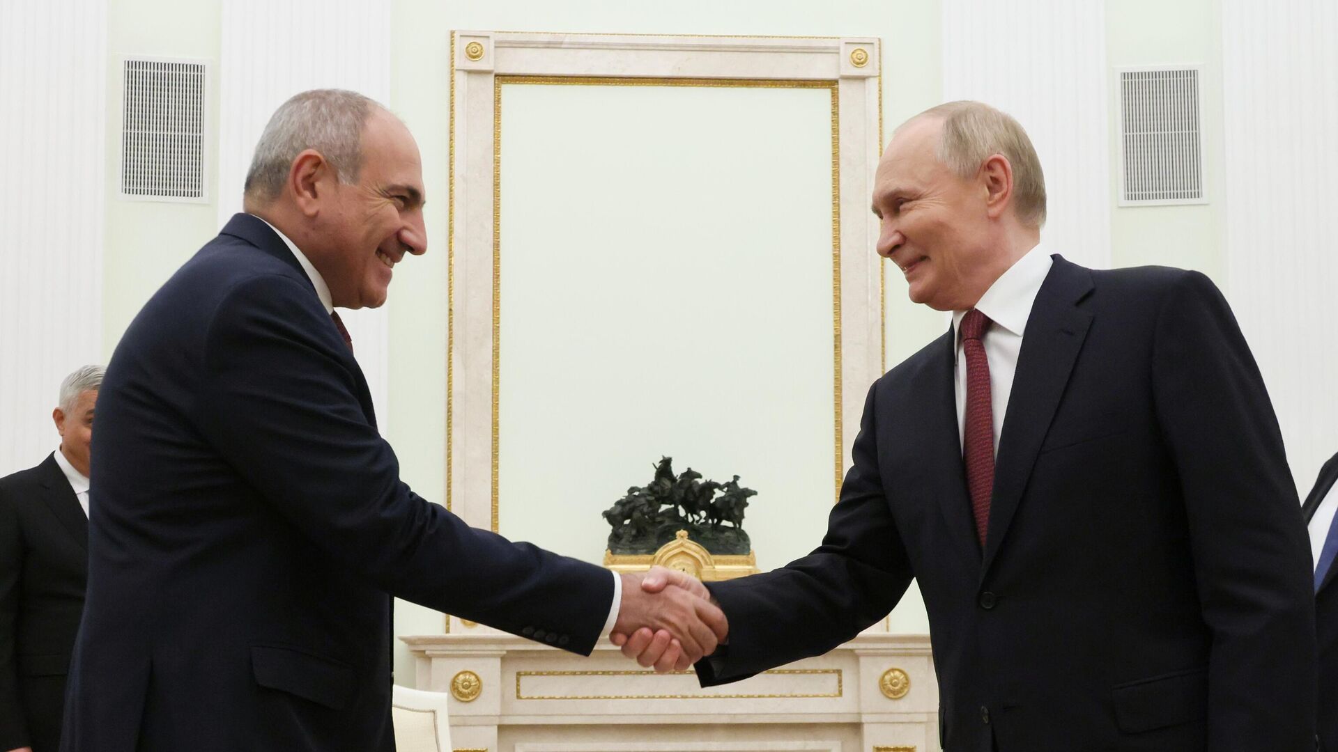 Пашинян поздравил Путина, отметив важность армяно-российских связей для Еревана и Шенгавита