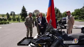 Посол Германии передала Минобороны Армении 16 снегоходов для высокогорных условий