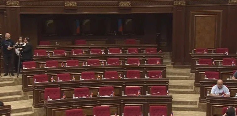Оппозиция бойкотирует последнюю сессию парламента Армении — депутаты «Гражданского договора» работают одни