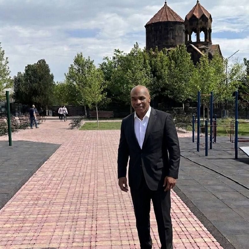 Майк Тайсон встретился с Артуром Абрахамом в парке Шенгавита, основанном боксёром