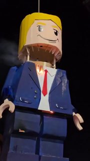 В Иране на траурном шествии в Мешхеде сожгли чучело Трампа в стиле LEGO