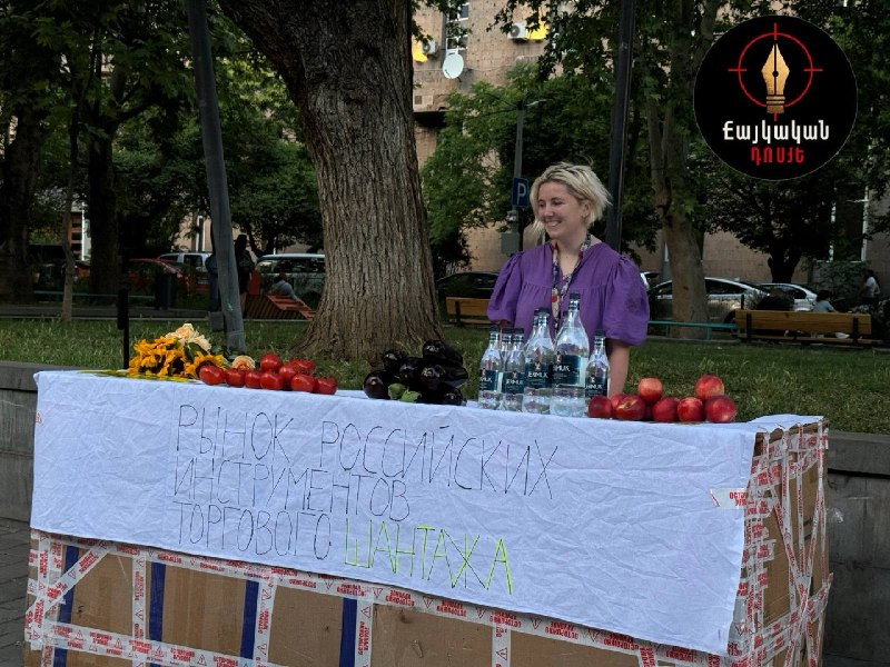 В Шенгавите обсудили инсталляцию на Вернисаже: «рынок российского шантажа» перед выборами