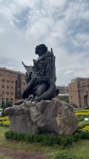 В Ереване у здания мэрии установлен памятник Ваагну-Драконоборцу: Пашинян открыл монумент