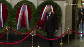 Владимир Путин принял участие в панихиде по экс-министру обороны РФ Сергею Иванову в Ереване