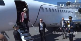 Глава Еврокомиссии Урсула фон дер Ляйен прибыла в Ереван: встреча в аэропорту Звартноц