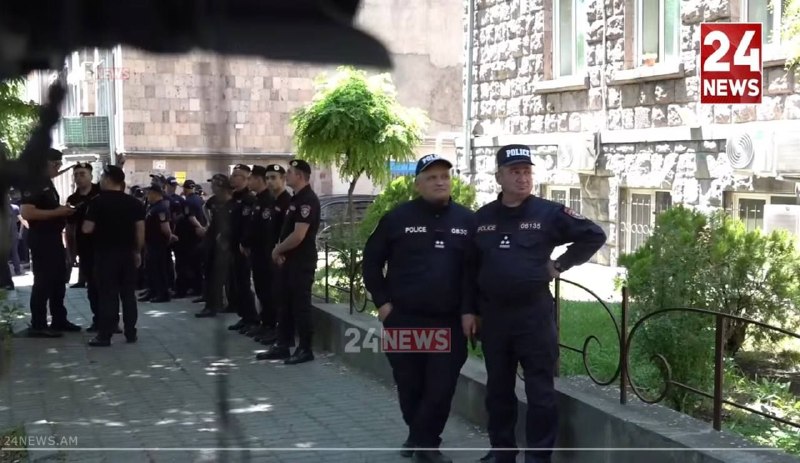 Акция полиции перед ЦИК против партии «Процветающая Армения»