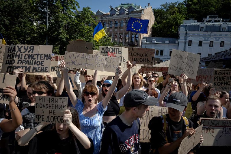 Протестующие у офиса президента в Киеве требуют вернуть Федорова