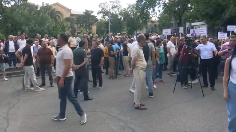 Перед Конституционным судом в Ереване прошёл митинг оппозиции: пришла пара сотен человек